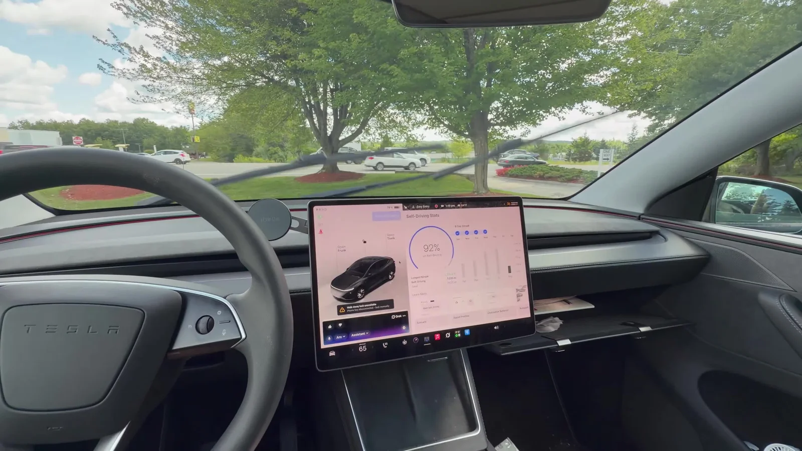 官方影片畫面：搭載 Grok 的 Tesla 車內螢幕