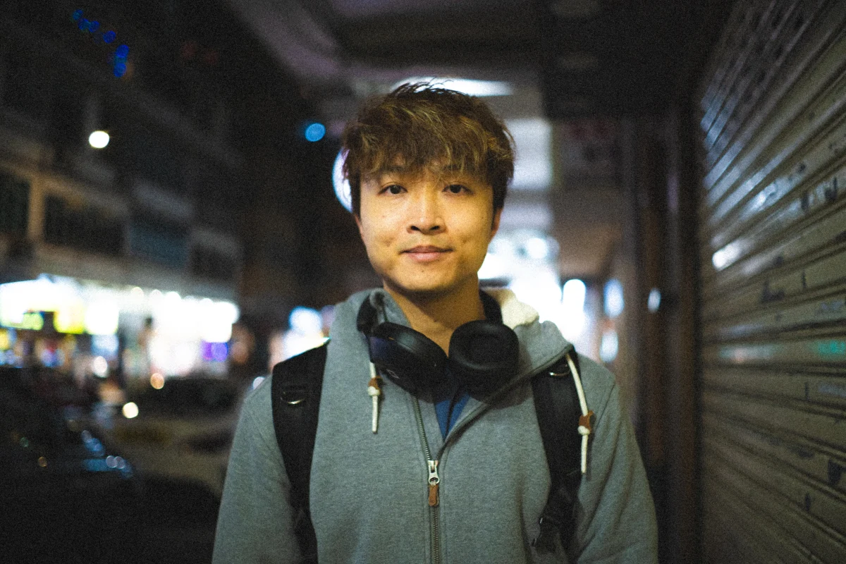 Jacob 在晚間街道上的個人照片